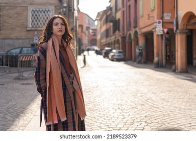 Chân dung người phụ nữ xinh đẹp ngoài trời ở Bologna, Ý. Xem toàn cảnh với nền thành phố không tập trung.