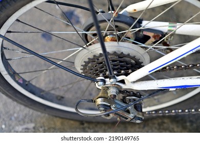 Tampilan dekat bagian mekanisme Rem dan Roda Gigi dari sepeda, detail atau komponen yang diparkir di trotoar di Bangkok, Thailand.