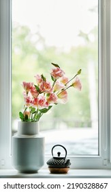 Blumenstrauß in der Vase am Fenster