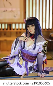 Retrato de una hermosa joven cosplay de juego con traje de samurai