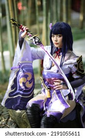 Portret van een mooie jonge vrouw spel cosplay met samurai jurk kostuum op Japanse tuin