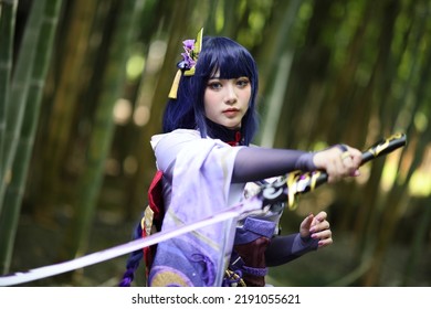 Portret pięknej młodej kobiety gra cosplay z kostiumem samuraja w japońskim ogrodzie