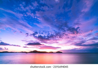 Landschaft Langzeitbelichtung von majestätischen Wolken am Himmel Sonnenuntergang oder Sonnenaufgang über dem Meer mit Reflexion im tropischen Meer. Schöne Wolkenlandschaft Landschaft. Erstaunliches Licht der Natur Landschaft Natur Hintergrund