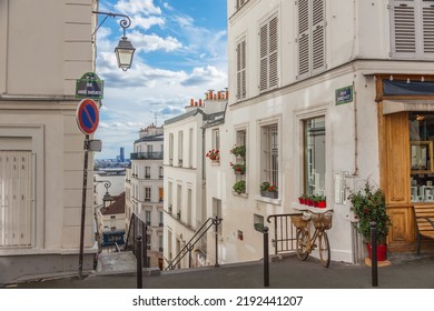 フランス、パリのモンマルトル地区の通り。