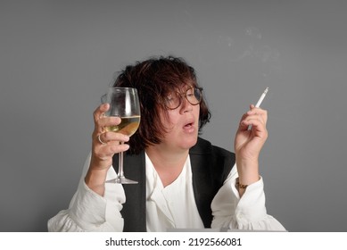 女性とアルコール。その女優は酔っ払った女性を描いている. グラスワイン、タバコ