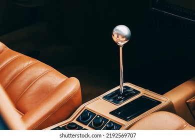de versnellingspook in het interieur van een luxe auto met lederen bekleding
