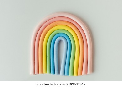 白い背景に菓子マスチックで作られた漫画の食用の虹。色とりどりのケーキトッパー。ケーキのデコレーション
