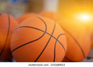 Muchas pelotas de baloncesto se colocan en el gimnasio para competir.