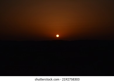 砂漠の暗い夕日。