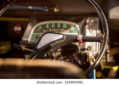 Velocímetro y volante de un automóvil antiguo con las llaves en su lugar