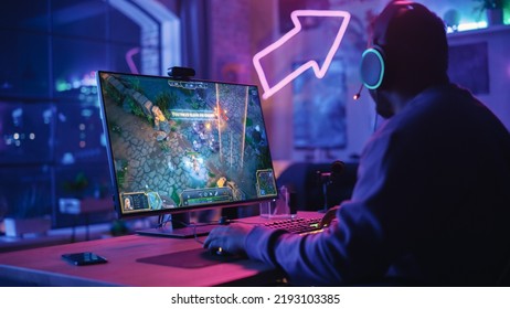 Juegos en casa: un jugador con auriculares y jugando a un videojuego en línea en una computadora de alta gama. Un jugador negro elegante disfruta de un torneo multijugador PvP en línea de estrategia de rol.