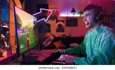 Jugador alegre jugando a un videojuego de disparos PvP en el que los jugadores luchan en un combate a muerte de Battle Royale en su computadora personal. Habitación y PC con luces LED de neón de colores. Hombre elegante en una habitación acogedora en casa.