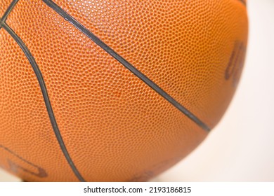 Pelota de baloncesto sobre un fondo blanco.