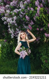 ライラックの庭にいるドレスを着た女性