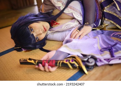 Retrato de una hermosa joven cosplay con traje samurai durmiendo en la habitación japonesa