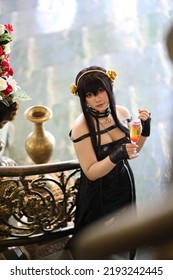 Portrait vun enger schéiner jonker Fra Cosplay mat Spionagekleed
