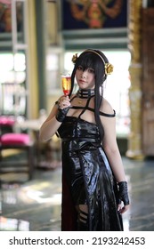 Portrait vun enger schéiner jonker Fra Cosplay mat Spionagekleed
