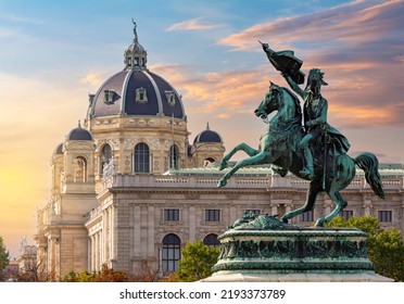 Estatua del archiduque Carlos en la plaza Heldenplatz y la cúpula del Museo de Historia Natural al atardecer, Viena, Austria
