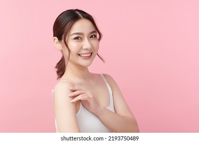 Bellissima giovane donna asiatica con pelle pulita e fresca su sfondo rosa, cura del viso, trattamento viso, cosmetologia, bellezza e spa, ritratto di donna asiatica.