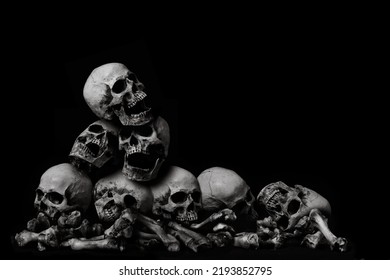 Fantastesch Koup Schädel Mënsch a Schanken op Holz, schwaarze Stoffhannergrond, Konzept vun grujeleger Kriminalitéit Szen vun Horror oder Thriller Filmer, Halloween Thema, Still Life Style, selektiv Fokus,