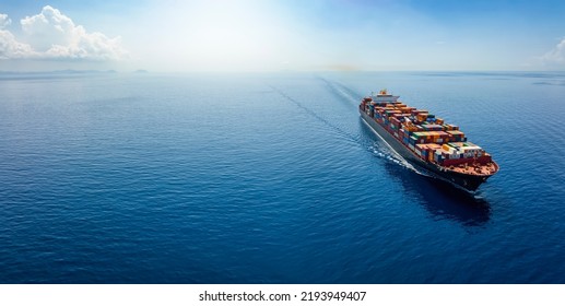 輸入と輸出のためのコンテナを運ぶ貨物船の空中パノラマ、ビジネスロジスティック、コピースペースのある外海での輸送
