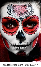 halloween maquillaje calavera de azúcar hermosa modelo con peinado perfecto. Concepto de santa muerte.