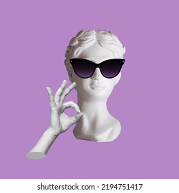 La tête d'une statue féminine antique pleine de confiance avec des lunettes de soleil noires montre le geste OK avec la main isolée sur un fond de couleur violette. Collage tendance dans le style d'un magazine. Art contemporain 3D. Design moderne