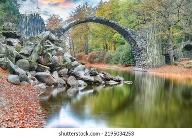 Phong cảnh mùa thu đáng kinh ngạc ở Azalea và Rhododendron Park Kromlau. Cầu Rakotz (Rakotzbrucke, Cầu Quỷ) Vị trí: Gablenz, bang Sachsen, Đức, Châu Âu