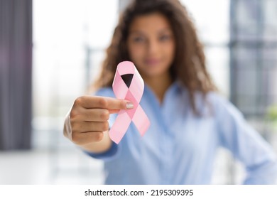 10 月の乳がん啓発月間、人々の生活や病気をサポートするためにピンクのリボンを持つ手を持つ女性。ヘルスケア、世界がんデーのコンセプト
