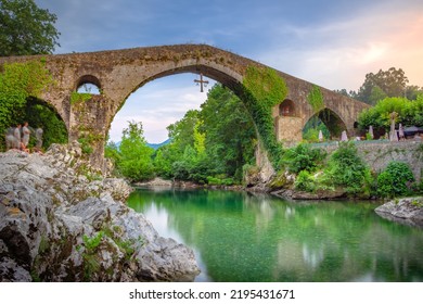 Fshati mesjetar Cangas de Onis me shtëpi të varura dhe lumin Sella, Asturia, Spanjë.