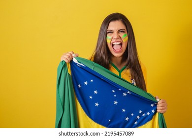 Kvinde tilhænger af Brasilien, fodboldmesterskab, holder flag skrigende mål og jubler, fester, fejrer.