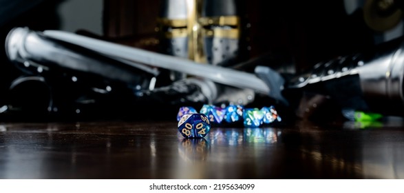 Hra na hrdiny Hra a herní kostky a brnění templářských rytířů ve stolní epické hře pro RPG. led a oheň a draci a kobky