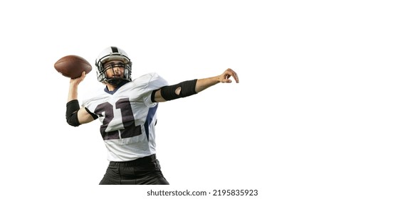 Portret i të riut, që stërvit futbollistin profesionist amerikan, duke hedhur topin i izoluar në sfond të bardhë. Koncepti i jetës aktive, lojë ekipore, energji, sport, konkurrencë. Kopjoni hapësirën për reklamë