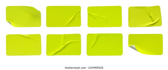 Un conjunto de etiquetas adhesivas de papel rectangulares de color amarillo neón fluorescente aisladas sobre fondo blanco.