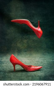 Zapatos de tacón alto de mujer roja sobre un fondo verde