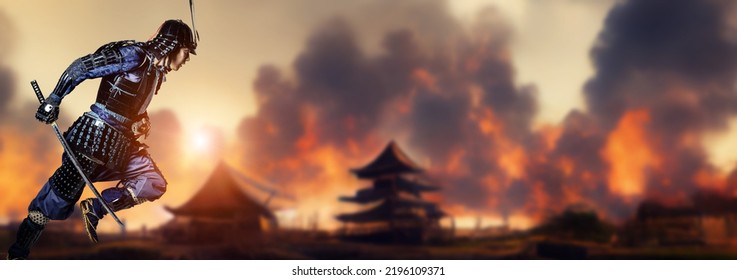 Seorang samurai berlari melalui medan perang yang terbakar. Konsep drama periode.