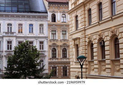 Fachada de edificios históricos en el casco antiguo de Viena, Austria, Europa Central. Vista exterior de casas patrimoniales. Estatuas, esculturas, figuras, ornamentos, antecedentes arquitectónicos.