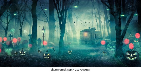 Halloween - Spukhaus im gruseligen Wald bei Nacht mit Kürbissen und Geistern