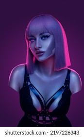 Chân dung của một nữ cyborg tương lai với mái tóc ngắn và đôi mắt hai màu trên nền màu tím.