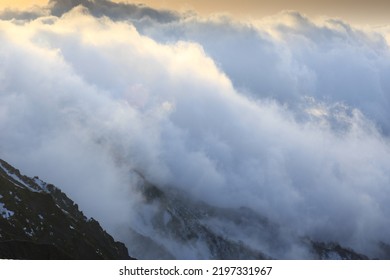 雪山に広がる広大な雲海