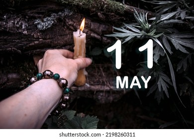 kalenderdatum op de achtergrond van een esoterisch spiritueel ritueel. 11 mei is de elfde dag van de maand.