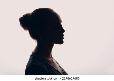 Siluet wanita muda potret profil cantik terpencil.