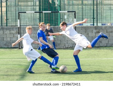 Jonge voetballers vechten voor bal in het midden van het veld