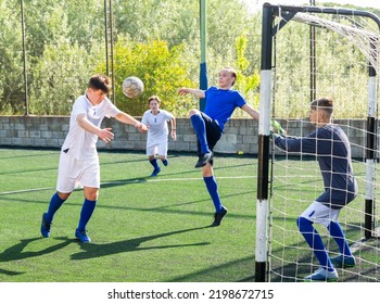 Jonge voetballers vechten voor bal in doelmondzone