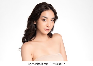 Smuk ung asiatisk kvinde med ren frisk hud på hvid baggrund, Ansigtspleje, Ansigtsbehandling, Kosmetologi, skønhed og spa, Portræt af asiatiske kvinder.