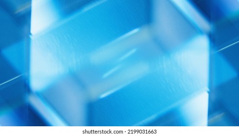 Neon gloed reflectie. Kleur lichte achtergrond. Fluorescerende uitstraling. Intreepupil rustig blauw wit verloop flare futuristisch abstract kopie ruimte behang voor tekst.