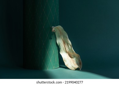 Podio de madera natural sobre una hoja seca natural de otoño en el tono de un fondo verde. Expositor de madera para productos cosméticos y de belleza. Diseño para exposiciones, productos, cosméticos, salud