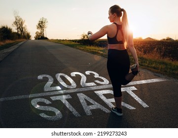 Sportmeisje dat het jaar 2023 wil beginnen. Concept van nieuwe professionele prestaties in het nieuwe jaar en succes. Nieuw jaar 2023 met nieuwe ambities, uitdaging, plannen, doelen en visies.