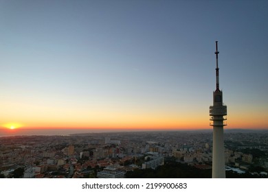 Torre de comunicación de televisión al atardecer, Vila Nova de Gaia, norte de Portugal.