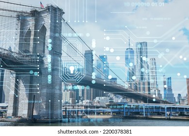 Puente de Brooklyn con Manhattan en la ciudad de Nueva York, panorama del horizonte del centro financiero durante el día sobre el East River. El concepto de seguridad cibernética para proteger información confidencial, holograma de candado